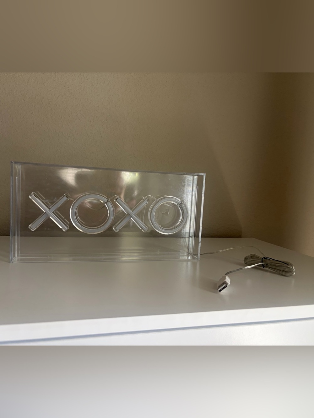 “XOXO” neon decor sign